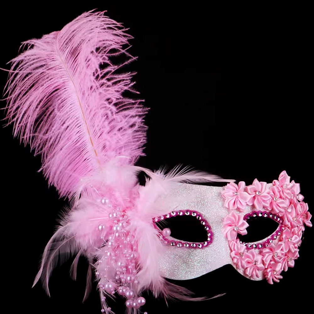 Máscara de mascarada de plumas y pétalos de perla de Giulia